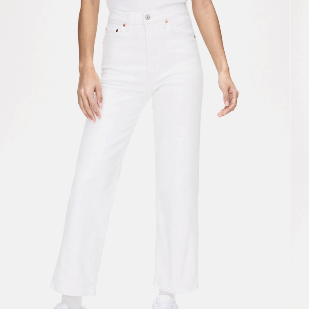 Levis Ribcage jeans.